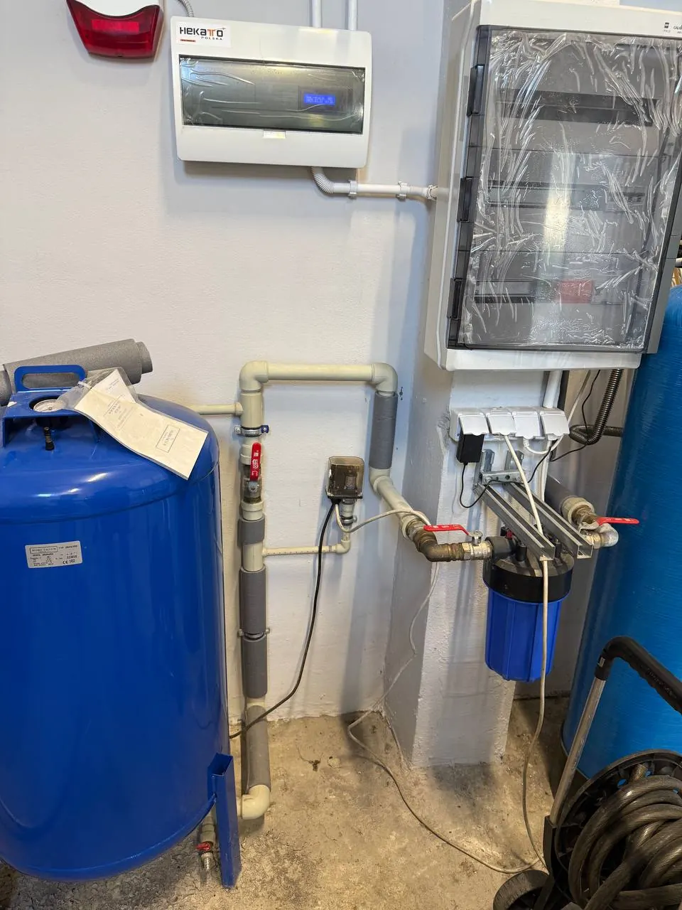 Sterownik hydroforu przy zbiorniku — DobryHydraulik Warszawa