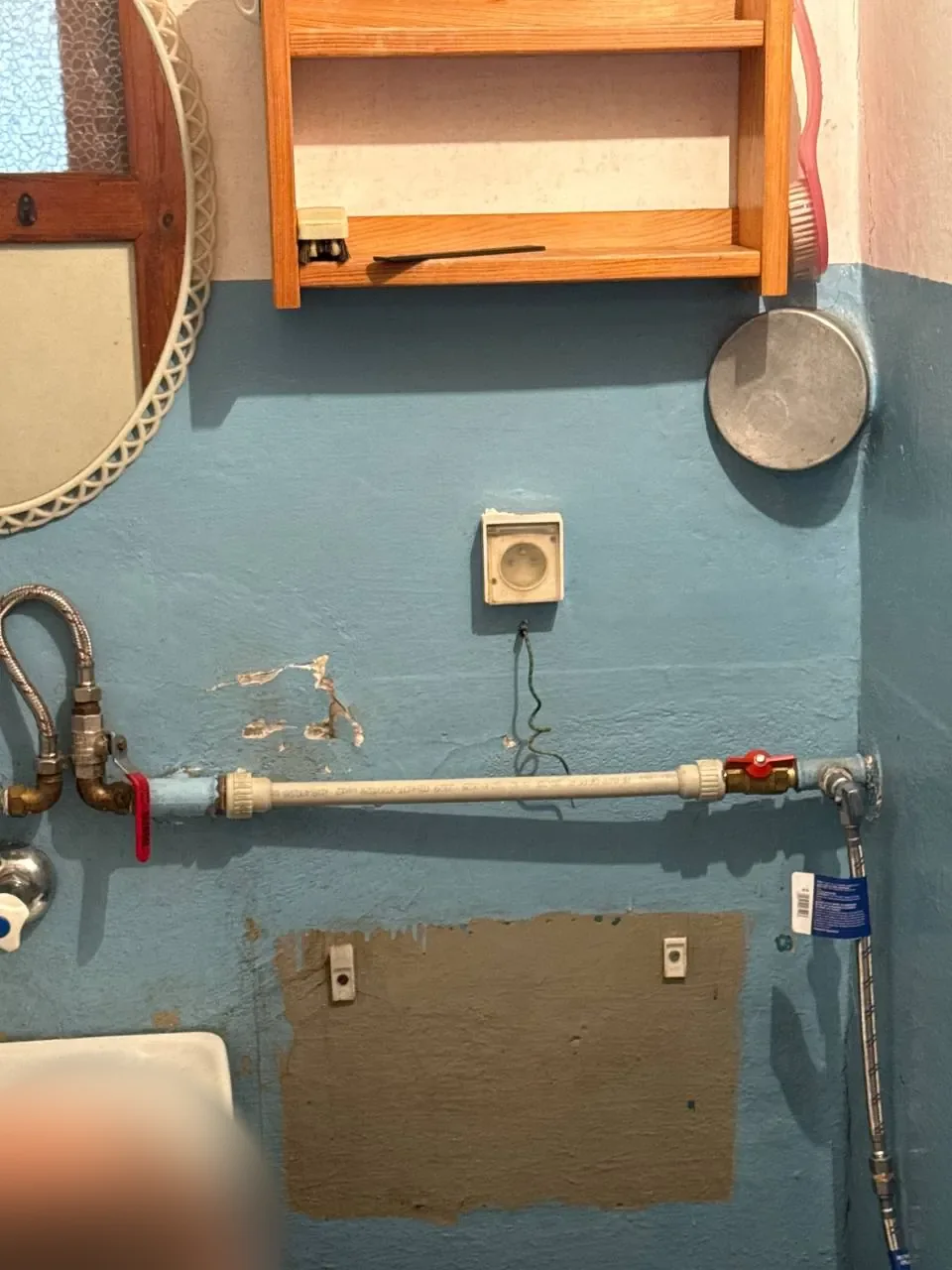 Podejścia wodne w kuchni na ścianie — DobryHydraulik Warszawa