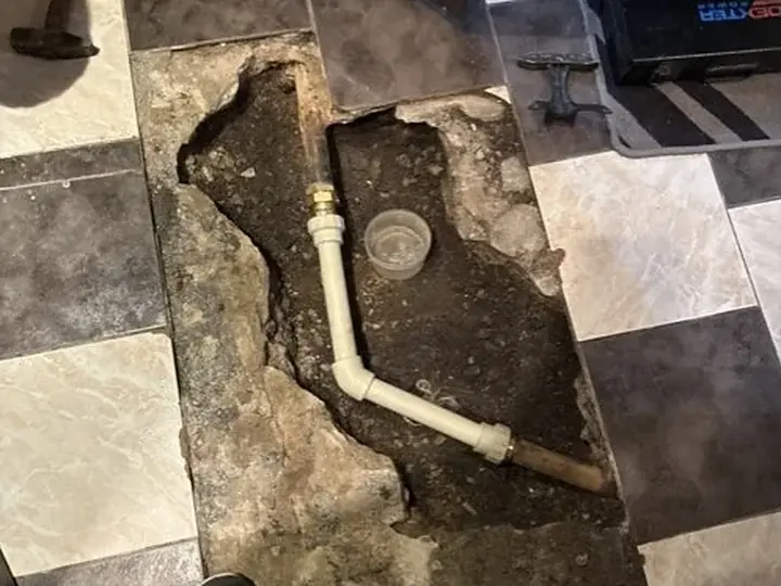 Rura kanalizacyjna w rozkutej posadzce — DobryHydraulik Warszawa