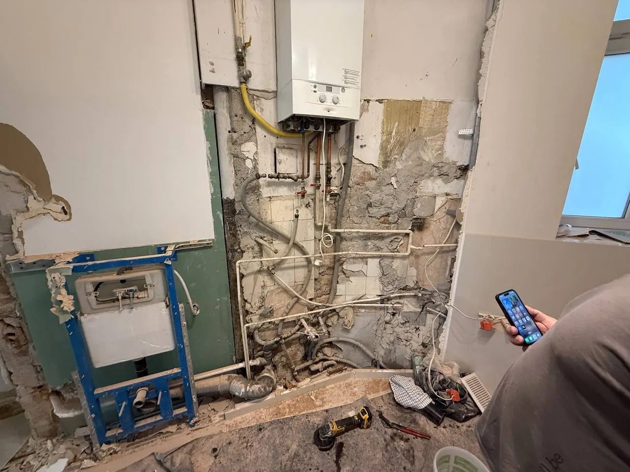 Łazienka w remoncie z widocznym kotłem — DobryHydraulik Warszawa