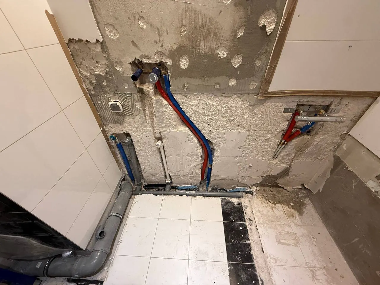 Nowe rury wodne po skuciu narożnika — DobryHydraulik Warszawa