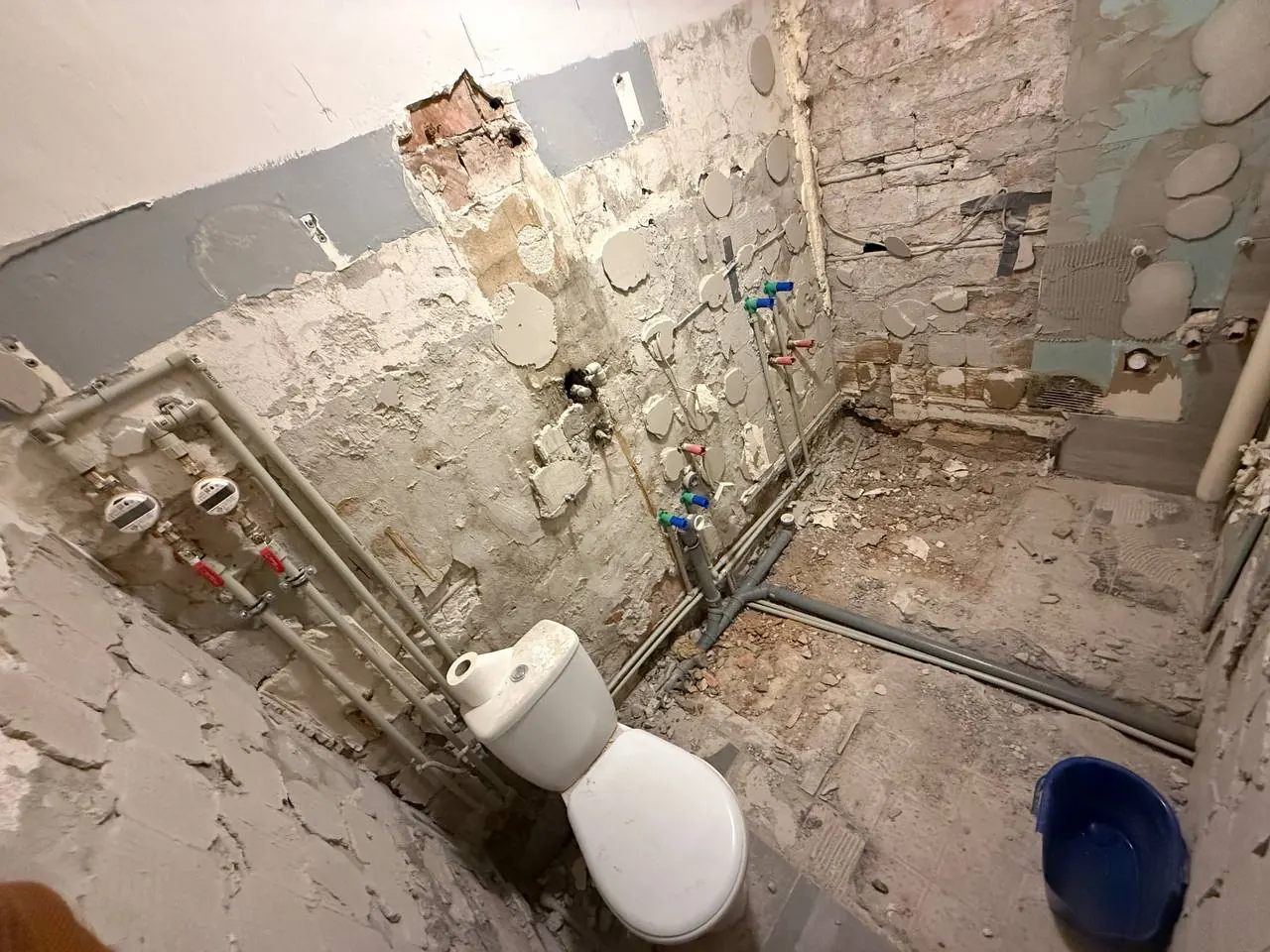 Skuta łazienka z odsłoniętą instalacją — DobryHydraulik Warszawa