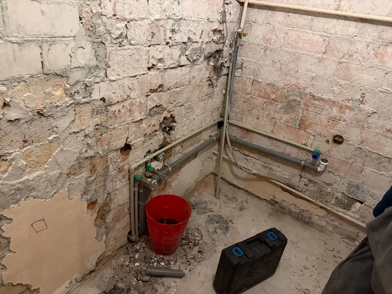 Surowa łazienka z rurami kanalizacyjnymi — DobryHydraulik Warszawa