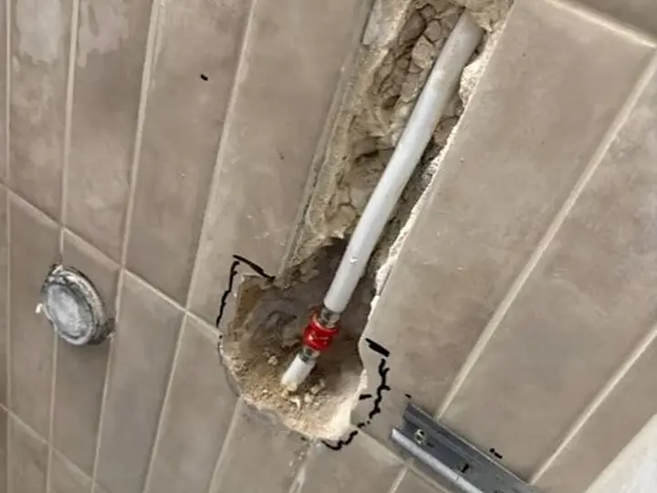 Pion kanalizacyjny odsłonięty w ścianie — DobryHydraulik Warszawa