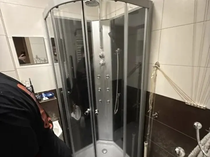 Bateria prysznicowa w kabinie narożnej — DobryHydraulik Warszawa