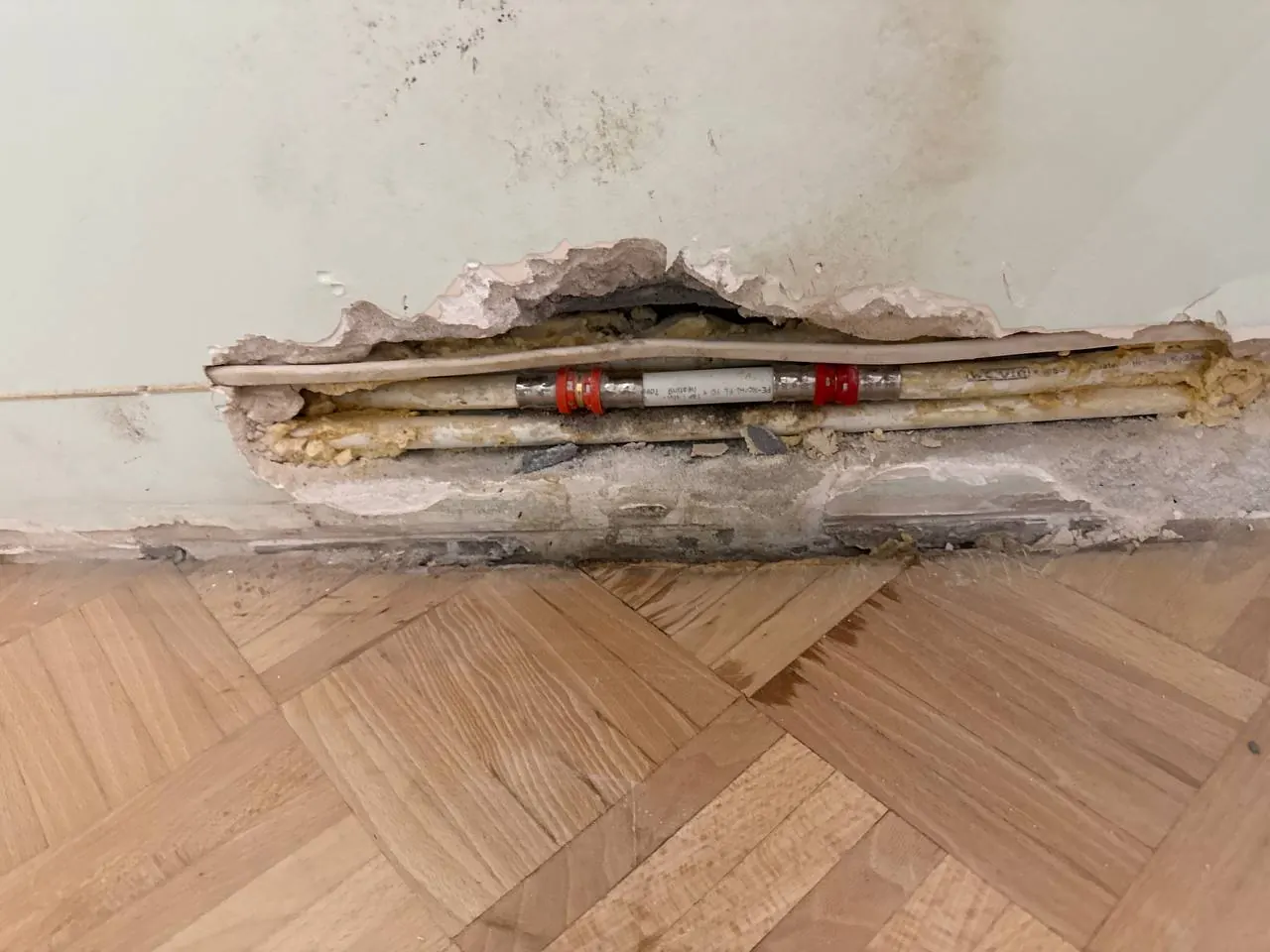 Rury w bruździe pod parkietem — DobryHydraulik Warszawa