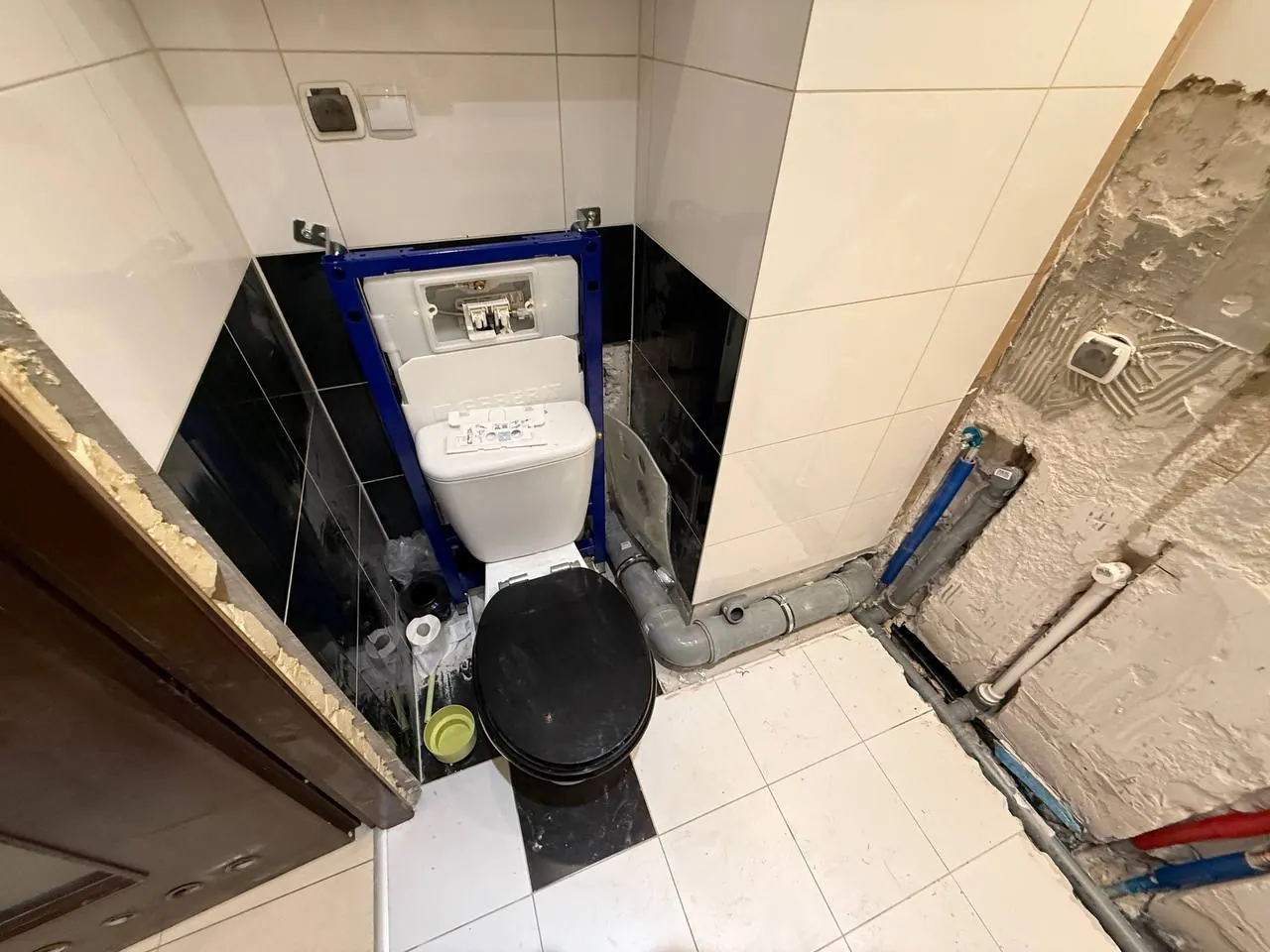 Kompakt WC z podejściami przy czarnych płytkach — DobryHydraulik Warszawa