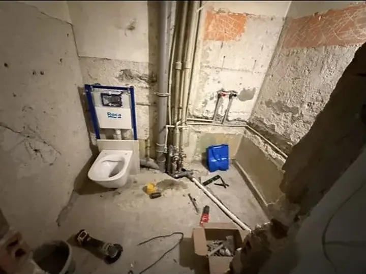 Stelaż i miska WC po rozkuciu ściany — DobryHydraulik Warszawa