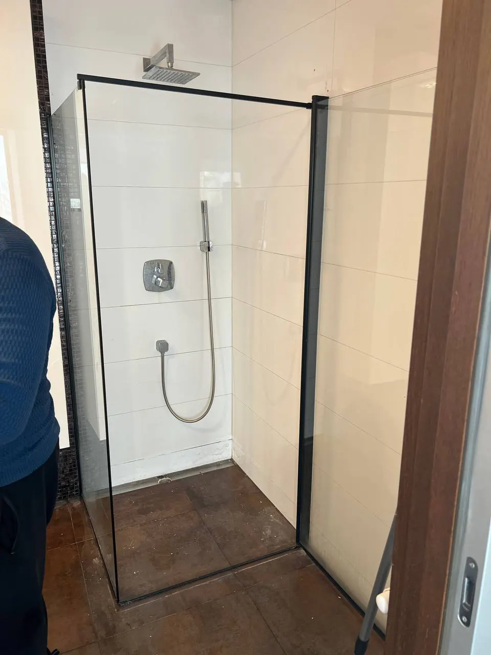 Kabina walk-in w czarnej ramie — DobryHydraulik Warszawa
