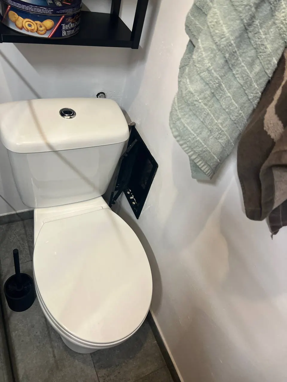 Kompakt WC z klapą serwisową stelaża — DobryHydraulik Warszawa