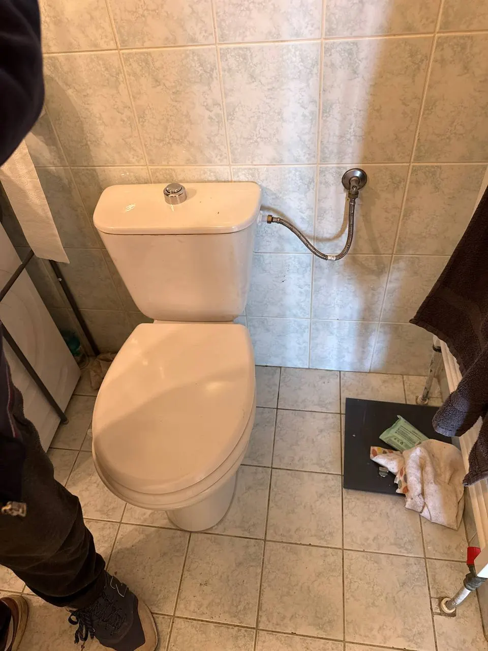 Kompakt WC na płytkach beżowych — DobryHydraulik Warszawa