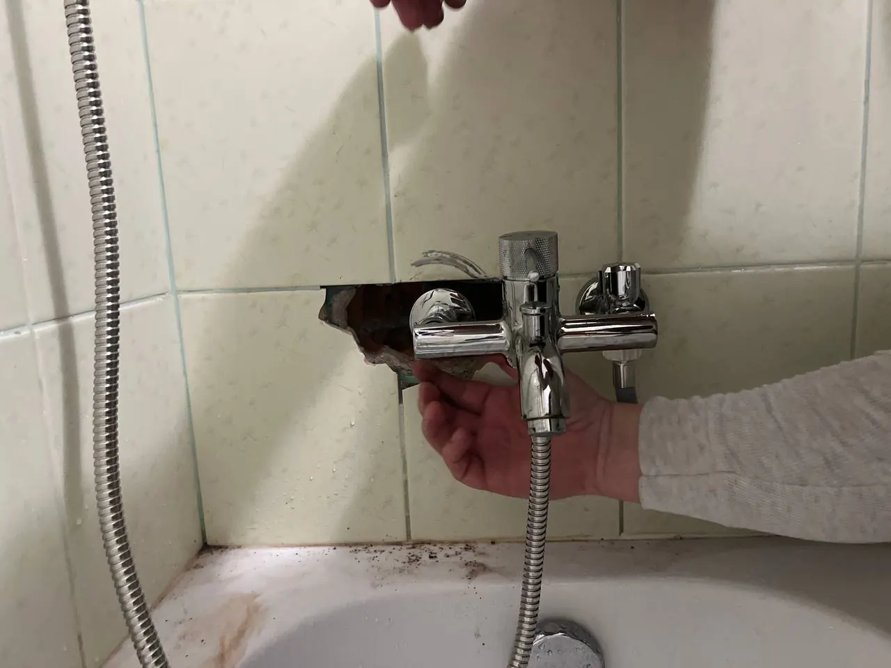 Naprawa wycieku przy baterii wannowej — DobryHydraulik Warszawa